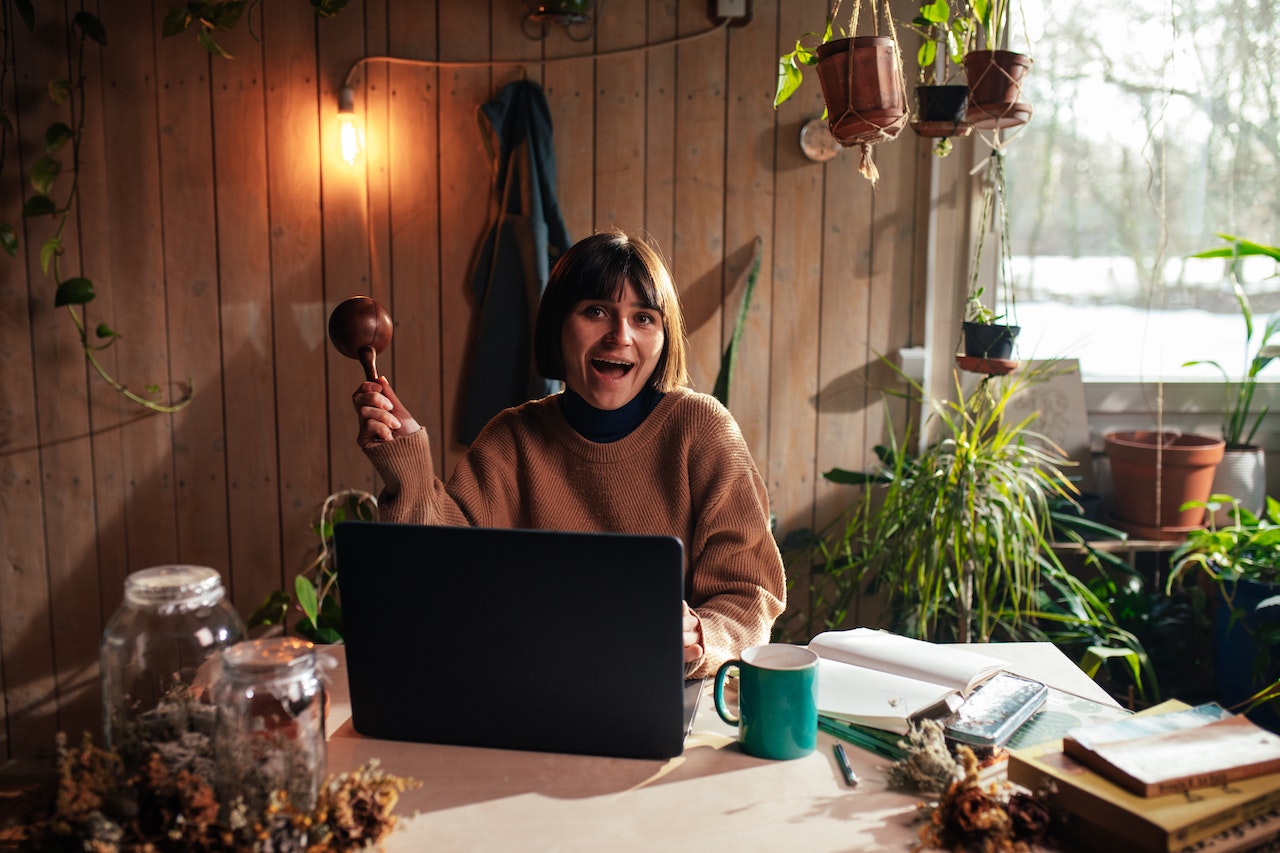 Exploring the Growing Trend of From-Home Jobs and How They Can Help You Achieve Financial Freedom